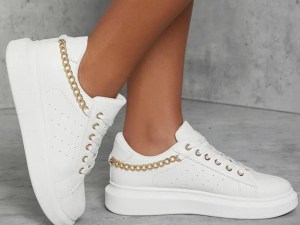 Elaraâ„¢ | Witte PU Leren Sneakers met Gouden Ketting
